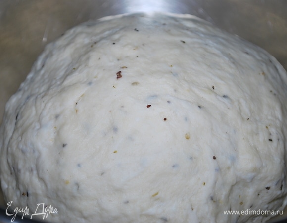 Заместите тесто в течение 5 минут (я это сделала при помощи кухонной машины). Налейте оливковое масло и затем еще в течение<span style="color: inherit;"> 5 минут месите тесто. Накройте тесто полотенцем и оставьте его на 1,5 часа для подъема.</span>