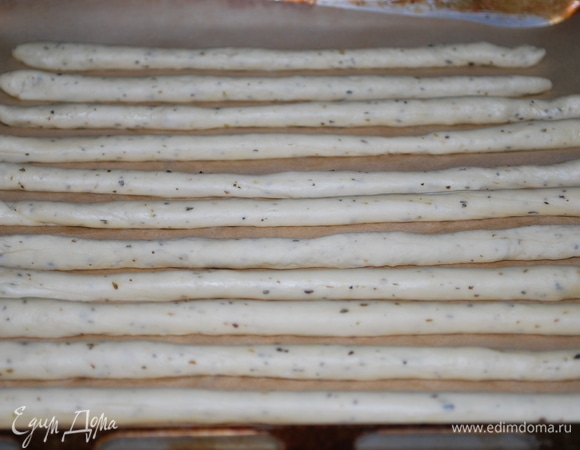 Через 1,5 часа немного обомните тесто и сформируйте палочки (у меня каждая палочка по 20 г). Дайте им время для расстойки (40 минут) и выпекайте при 180–200°C примерно 10–15 минут до светло-золотистого цвета.