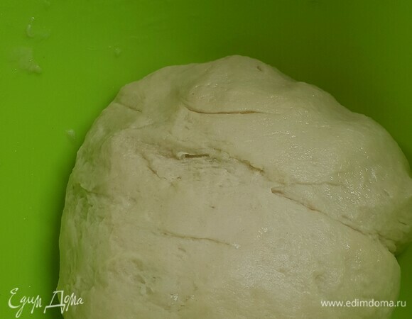 Молоко, соль, сахар и сливочное масло поставить нагреваться, чтобы начало таять масло. Добавить в смесь картофельное пюре и размешать миксером до однородности. Добавить дрожжи и дать им раствориться. Всыпать 150 г муки и все хорошо перемешать миксером. После этого постепенно добавить оставшуюся муку и вымесить эластичное тесто. Оставить его в теплом месте на 1,5 часа.