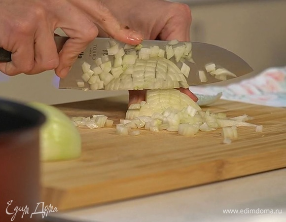 Лук и чеснок почистить и мелко нарезать.
