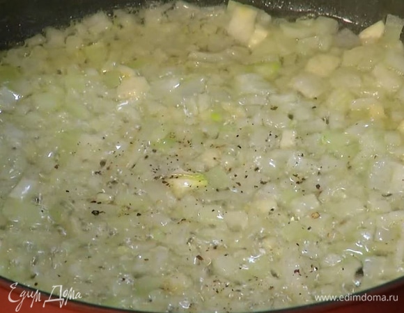 Разогреть в сковороде сливочное и оливковое масло, добавить лук с чесноком, немного посолить, поперчить и обжарить до золотистого цвета.