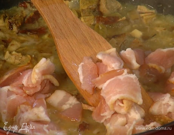 Половину бекона нарезать поперек небольшими полосками, отправить в сковороду с грибами и все перемешать.