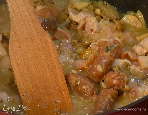 Из колбасок вынуть фарш, разделить на небольшие кусочки и добавить к бекону, все перемешать и слегка обжарить.