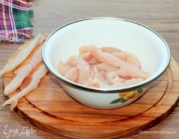 Замаринуем курочку. Куриную грудку нарезать небольшими порционными полосками и выложить в миску.