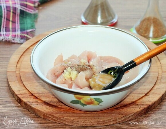 Мед (1 ч. л.) и молотый перец.