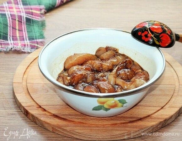 Закрыть миску с курицей пленкой и оставить мариноваться на 1 час на столе или убрать на ночь в холодильник.