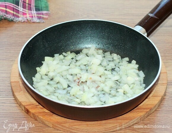 На чесночном масле обжариваем лук до прозрачности.