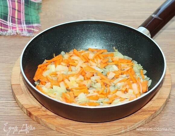 Добавляем морковь и пассеруем овощи на слабом огне 2–3 минуты.