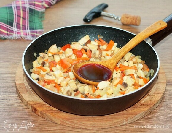 К пассеровке выкладываем грибы, добавляем вино и готовим минут 5.