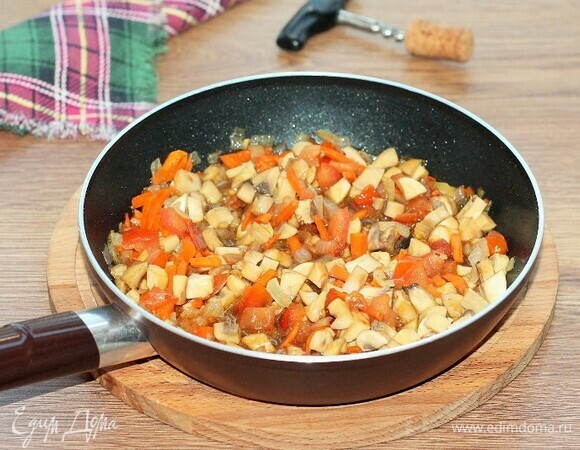 Кладем помидоры и сладкий перец, добавляем соевый соус и тушим минуты 3.