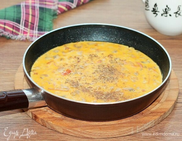 Вливаем сливки, добавляем сухую приправу (кориандр, зира) и пробуем на соль, тушим под крышкой до готовности. Сливки можно заменить молоком, тоже очень вкусно.