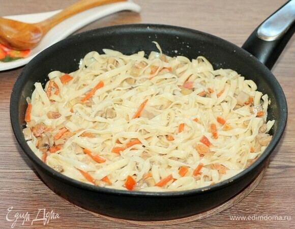 Приготовленный соус смешиваем с лапшой и на медленном огне под крышкой доводим лапшу до готовности (минут 5).