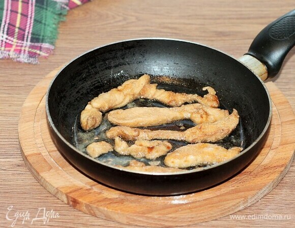 Затем обжариваем в разогретом подсолнечном масле до готовности и румяной корочки. Масло для жарки лучше добавлять частями с новой порцией курицы.