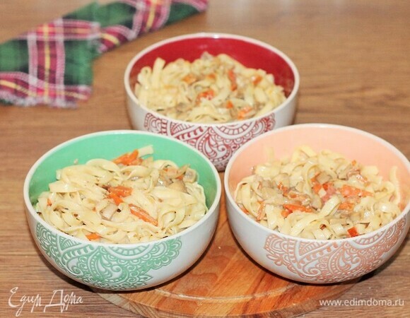 Блюдо в целом готово, можно подавать. Вкусная, пикантная и сочная курочка, а к ней гарнир: лапша в соусе. Такое блюдо можно подать в порционной керамической посуде. Разложить по горшочкам вначале лапшу в соусе, а сверху выложить румяные кусочки курицы.