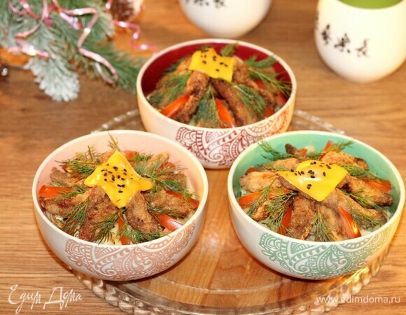 Украсить блюдо плавленым сыром и зеленью. Приятного аппетита!