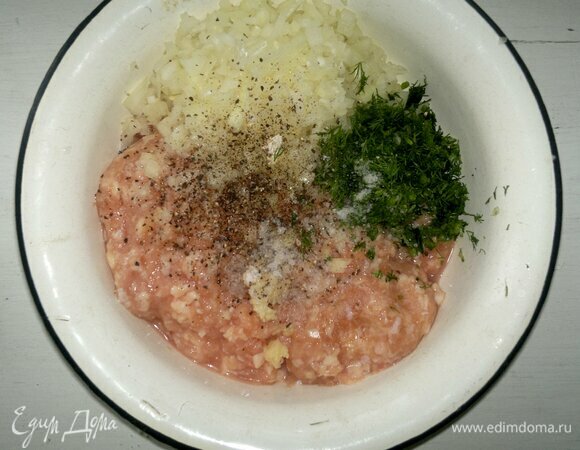 Укроп вымыть, обсушить, мелко нарезать. Лук очистить, мелко нарезать. Чеснок очистить, пропустить через пресс. Добавить овощи и зелень к фаршу, посолить, поперчить, перемешать.