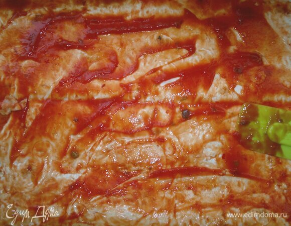 Половину листа лаваша (у меня большой лист размером 35 х 70 см) смазать острым кетчупом.