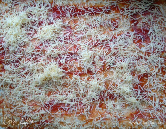 На кетчуп выложить половину натертого сыра. Накрыть второй половиной лаваша.