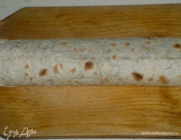 Свернуть лаваш в рулет.