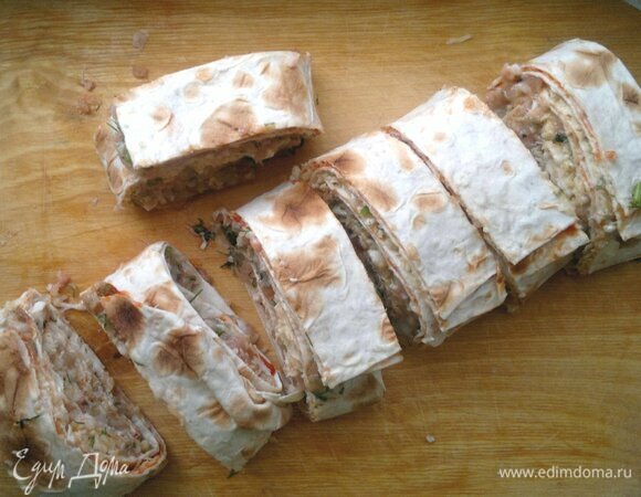 Разрезать рулет на кусочки с помощью ножа-пилы.