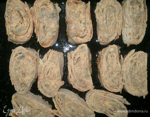 Кусочки рулета обвалять с двух сторон в панировочных сухарях. Противень смазать растительным маслом и выложить рулетики лаваша. Поставить в духовку, разогретую до 200°C, на 15–20 мин. В середине приготовления перевернуть рулетики на другую сторону.