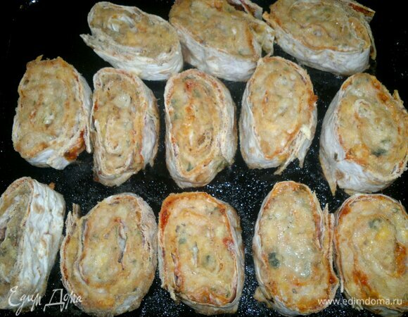 Готовые рулетики достать из духовки.