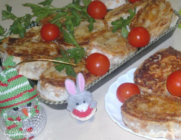 Выложить рулетики на блюдо, украсить свежими овощами и зеленью и подавать на праздничный стол. Приятного аппетита! С наступающим Новым годом!