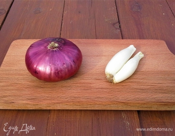 Лук сладкий ялтинский зимой не проблема купить. Летом добавляю шалот, потому что растет в огороде, но можно и без него, хотя купить тоже можно.