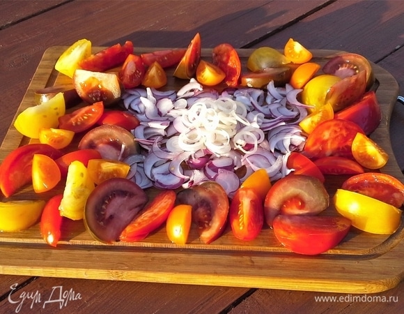 Помидоры нарежьте дольками, лук красный — перьями, шалот — кольцами.