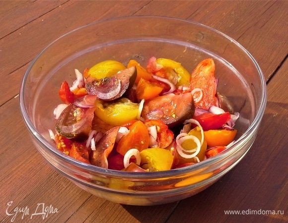 Овощи положите в глубокую емкость и перемешайте. Добавьте заправку: бальзамический уксус, оливковое масло, горчицу, орегано. Перемешайте.