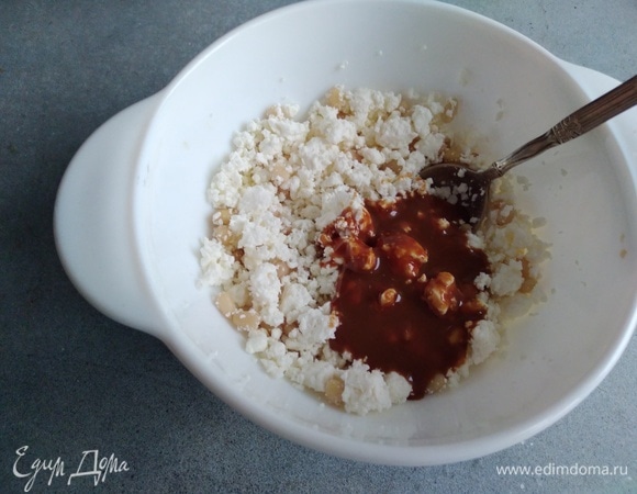 Соединить творог, орешки и карамельный соус. У меня готовый соус. Если хотите, можете сварить карамель сами.