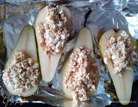 Начинить груши. Готовить в разогретой до 160°C духовке 20 минут.