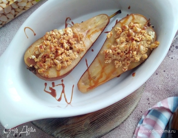 Готовые груши еще полить по вкусу карамельным соусом. Хорош такой десерт и теплым, и холодным.