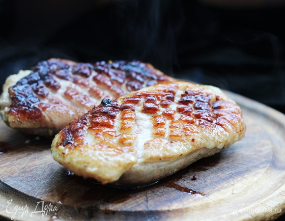 Клубнику нарезать на четвертинки. Добавить ее в микс из зеленого салата и заправить оливковым маслом, посолить и поперчить. Филе обсушить от маринада, на коже сделать надрезы в виде сетки. Выложить филе на гриль кожей вниз и обжарить до золотистой корочки. С кожи выделится много жира, его слить. Выложить филе в форму для запекания, приправить солью и перцем и запекать 8 минут при 200°C.