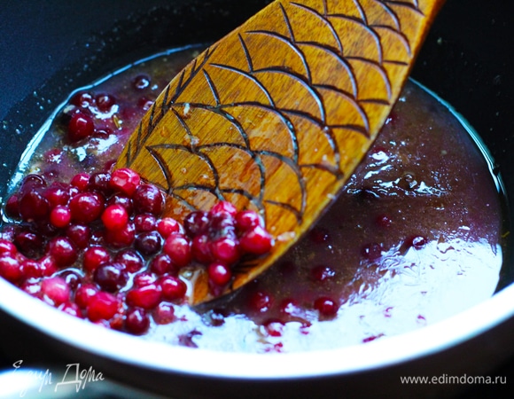 Для приготовления соуса довести до кипения вино с яблочным соком и крахмалом. Добавить ягоды и мед.