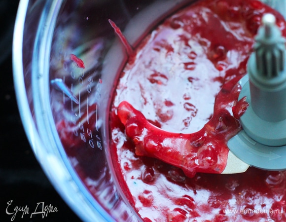 Пюрировать соус в блендере до гладкости.