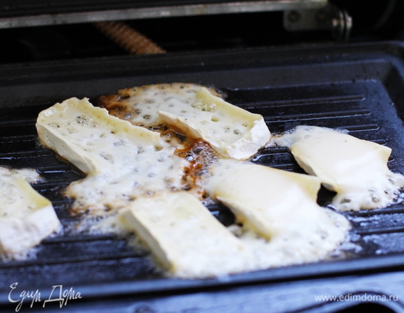 Кусочки сыра бри обжарить на сухом гриле.