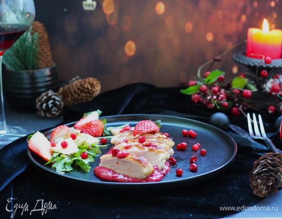 Подавать утку на подушке из ягодного соуса, добавив гарнир из сыра и салатного микса с клубникой.