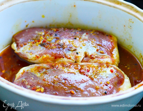 Растереть чеснок с сушеными травами, медом и маслом. Замариновать утиное филе и оставить на 3–5 часов в холоде.