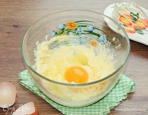 Добавить крупное яйцо, сметану, ванильный ароматизатор (или ваниль, 1 пакетик) и взбить миксером до однородного состояния.