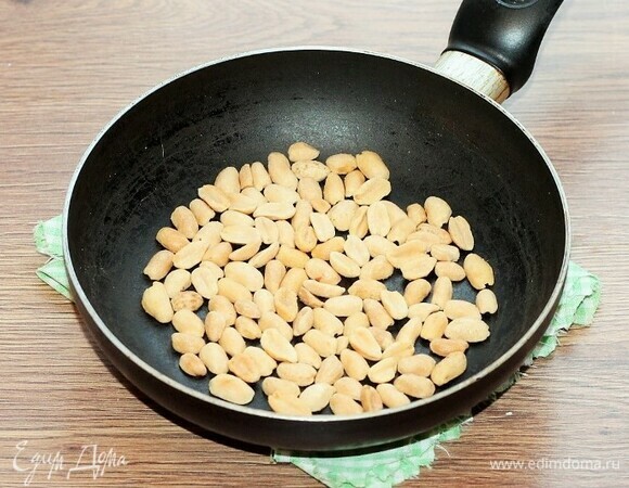 Орехи обжарить на сухой сковороде.
