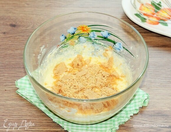 Ореховую массу вмешать в масляную и тщательно перемешать.