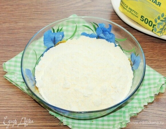 Соединить оба вида муки и разрыхлитель, просеять. Добавить щепотку соли и перемешать.