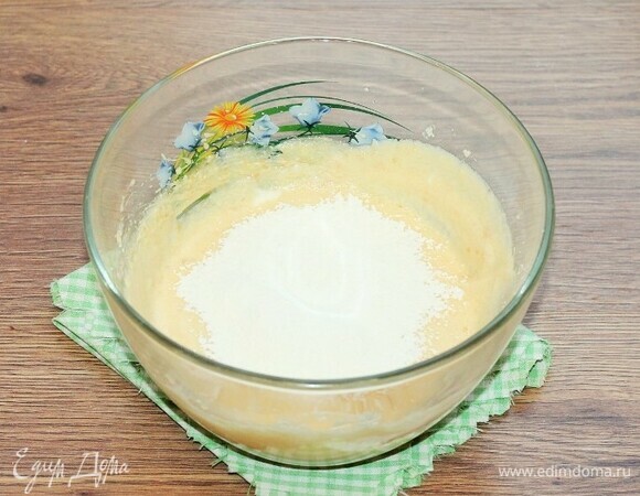 Вмешать мучную смесь в жидкую.