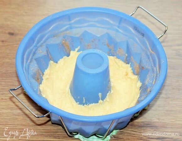 Форму для выпечки смазать маслом и посыпать панировочными сухарями, выложить 1/3 часть теста. Ложкой сделать небольшое углубление по кругу. Густое тесто позволяет это сделать.