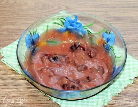 Смешать джем с мягким сливочным сыром (1–2 ст. л.).