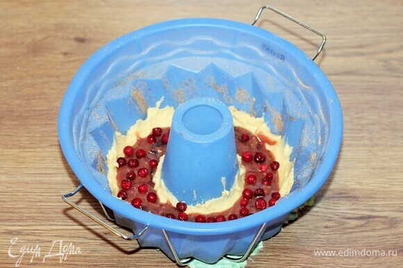 Выложить вишневую начинку на тесто. Сверху выложить бруснику (предварительно размораживать ягоды не надо).