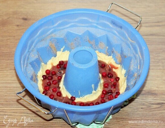 Выложить вишневую начинку на тесто. Сверху выложить бруснику (предварительно размораживать ягоды не надо).