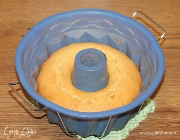 Выпекаем пирог в хорошо разогретой до 180°C духовке 50 минут.