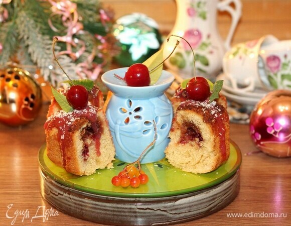 Готовый пирог остудить и украсить на ваше усмотрение и желание. Я использовала шоколадную глазурь. Смешала белый шоколад с джемом и 1 ст. л. молока, затем прогрела на водяной бане.